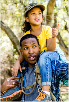 young dad with daughter on shoulders